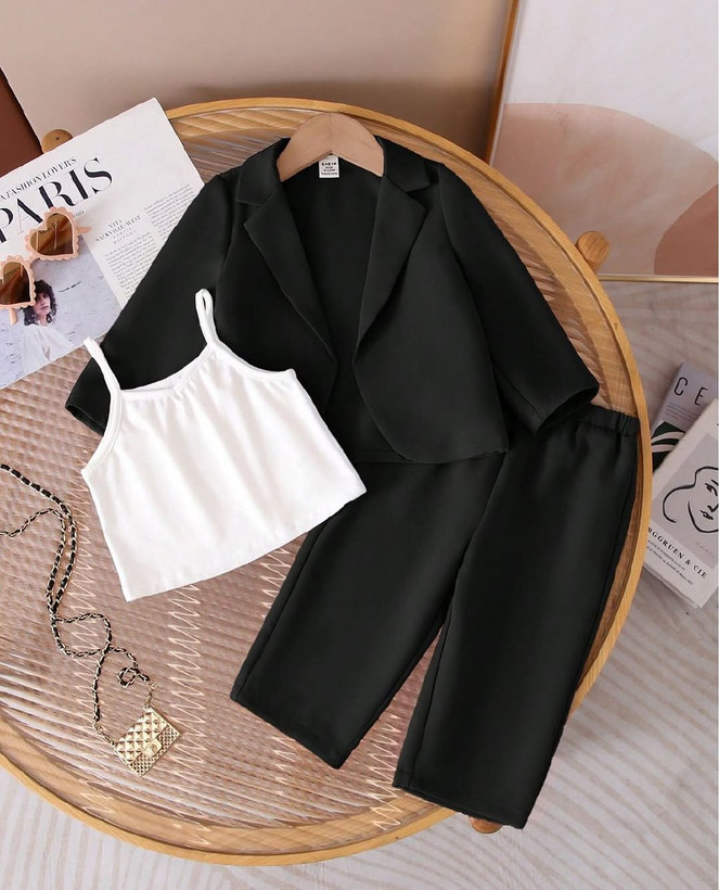 ست کت کراپ شلوار دخترانه مدل ژینوس شیکسون نمای پشت لباس و تنخور عالی